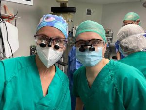 Doctora Salomé Abenza con compañero oftalmólogo antes de entrar a quirófano en Murcia