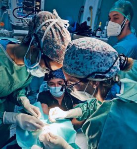 Doctora Salomé Abenza realizando una intervención quirúrgica de oculoplastia