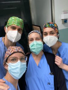 Doctora Salomé Abenza y sus compañeros de quirófano en Murcia