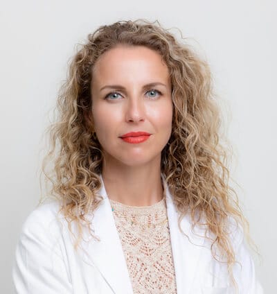 Doctora Salomé Abenza - Oftalmóloga y cirujana especializada en oculoplástica