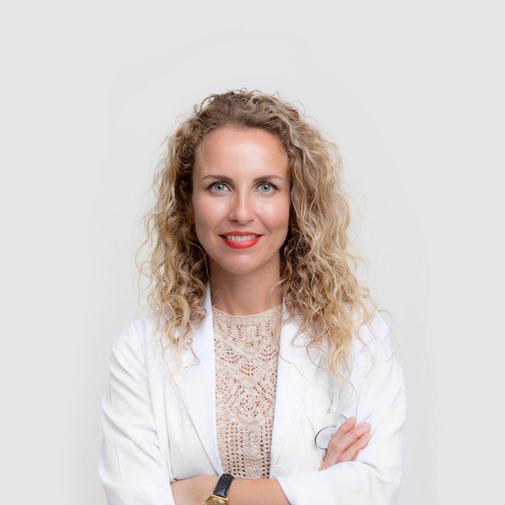 La Dra. Salomé Abenza, oftalmóloga especialista en blefaroplastia y cirugía de párpados