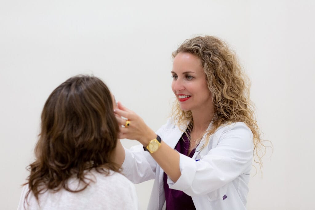 La Dra. Salomé Abenza explorando los ojos de una paciente en su consulta