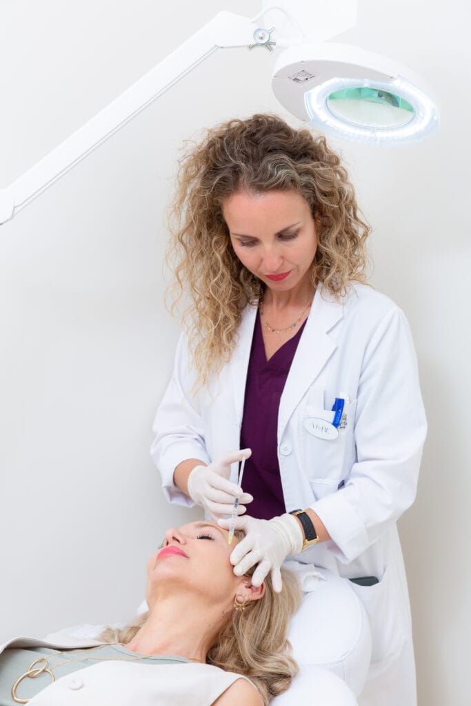 La Dra. Salomé Abenza realizando un procedimiento en el párpado de una paciente