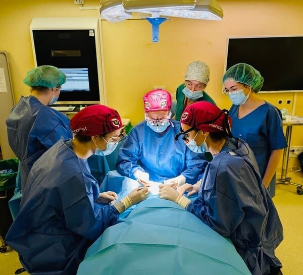 Doctora Salomé Abenza, junto a su equipo de colaboradores, realizando cirugía de blefaroplastia